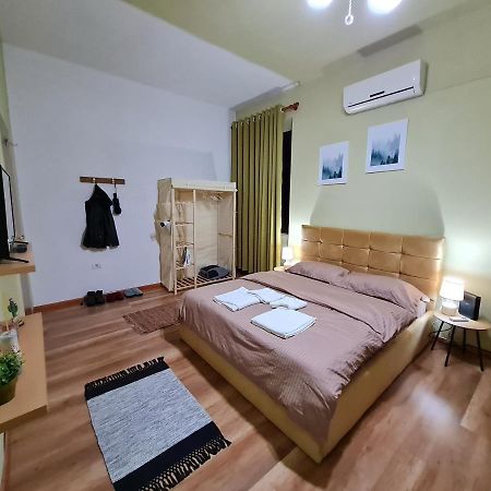 Ex-Block District Charming Studio Apartment With Treeish Sorrounding View! ティラナ エクステリア 写真