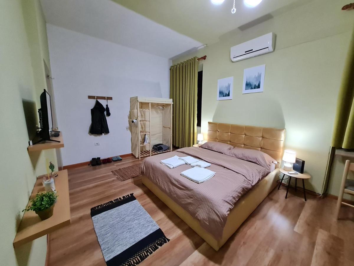 Ex-Block District Charming Studio Apartment With Treeish Sorrounding View! ティラナ エクステリア 写真