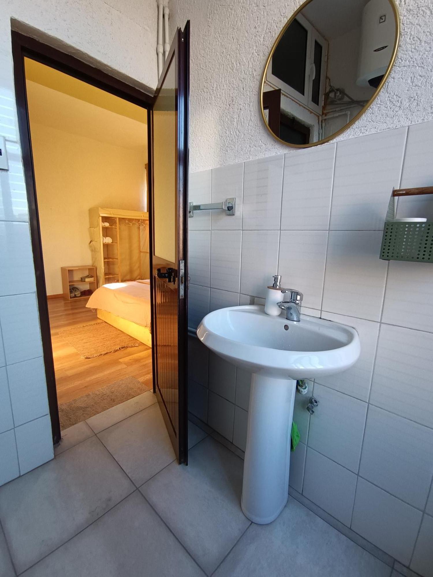 Ex-Block District Charming Studio Apartment With Treeish Sorrounding View! ティラナ エクステリア 写真